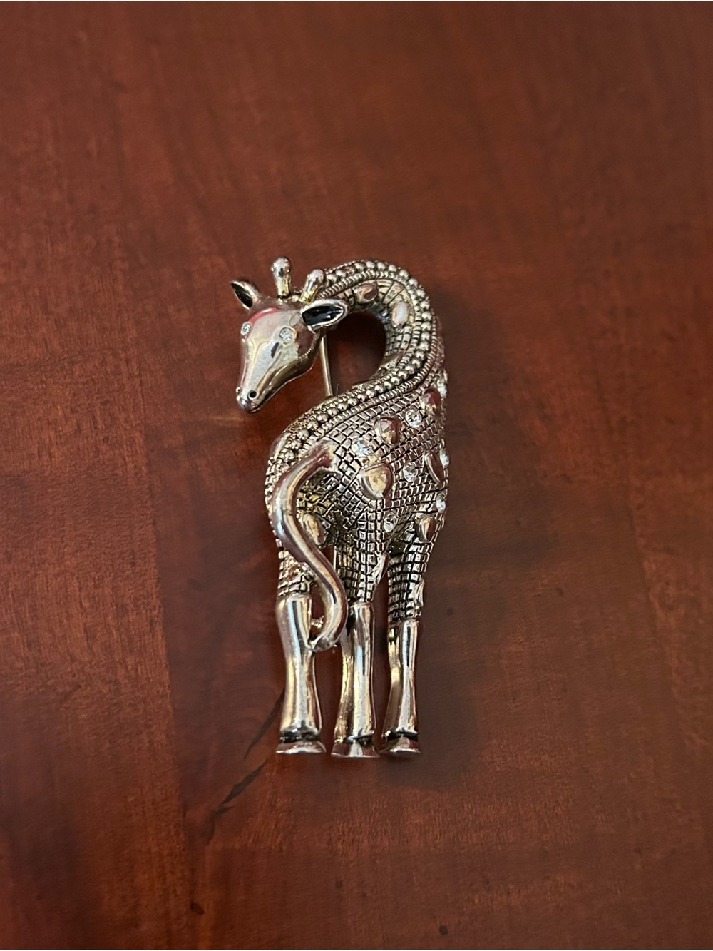 Silver Giraffe Brooch Pin - Elegant Womenβs Jewelry. 3x6 cm.